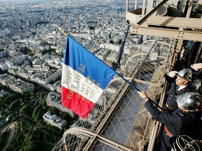 Hommage rendu en 2004 à la tour Eiffel aux pompiers ayant hissé l'étendard tricolore le 25 août 1944 - PIERRE VERDY [AFP/Archives]