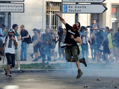 Heurts entre manifestants anti-G7 et policiers, le 24 août 2019 à Bayonne - Thomas SAMSON [AFP]