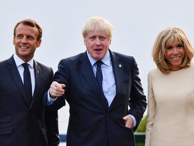 Le président Emmanuel Macron, sa femme Brigitte Macron et le Premier ministre britannique Boris Johnson (c), le 24 août 2019 à Biarritz - Nicholas Kamm [AFP]