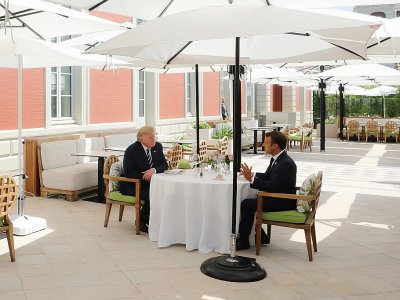 Le président Emmanuel Macron et son homologue américain Donald Trump lors d'un déjeuner à l'Hôtel du Palais, le 24 août 2019 à Biarritz - ludovic MARIN [POOL/AFP]