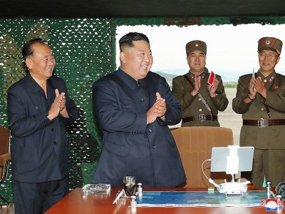 Photo diffusée le 25 août 2019 par l'agence nord-coréenne Kcna du dirigeant nord-coréen Kim Jong Un (c) lors d'un test de lance-missiles multiples, le 24 août 2019 en Corée du Nord - KCNA VIA KNS [KCNA VIA KNS/AFP]