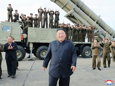 Photo diffusée le 25 août 2019 par l'agence nord-coréenne Kcna du dirigeant nord-coréen Kim Jong Un (c) lors d'un test de lance-missiles multiples, le 24 août 2019 en Corée du Nord - KCNA VIA KNS [KCNA VIA KNS/AFP]