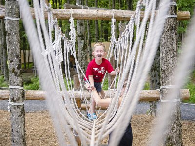 Un enfant joue dans une aire de jeu du camping Huttopia, le 14 août 2019 à Sutton,au Canada - Sebastien St-Jean [AFP]