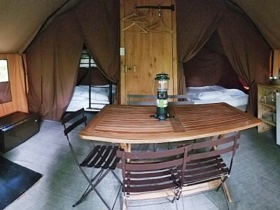 Vue panoramique de l'intérieur d'une tente au camging Huttopia, le 14 août 2019 à Sutton, au Canada - Sebastien St-Jean [AFP]