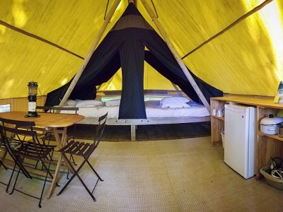 Vue panoramique de l'intérieur d'une tente au camging Huttopia, le 14 août 2019 à Sutton, au Canada - Sebastien St-Jean [AFP]
