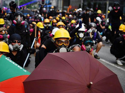 Des manifestants font face aux policiers, le 24 août 2019 à Hong Kong - Lillian SUWANRUMPHA [AFP]