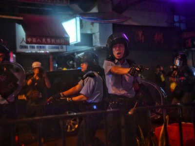Des policiers face aux manifestants à Hong Kong, le 25 août 2019 - Lillian SUWANRUMPHA [AFP]