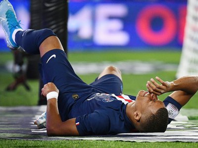 L'attaquant du PSG Kylian Mbappé blessé lors de la réception de Toulouse le 25 août 2019 - FRANCK FIFE [AFP]