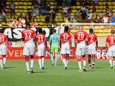 Les joueurs de Monaco à la fin du match nul à domicile 2-2 face à Nîmes le 25 août 2019 - VALERY HACHE [AFP]