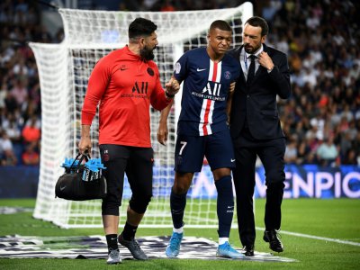 L'attaquant du PSG Kylian Mbappé blessé quitte le terrain lors de la réception de Toulouse le 25 août 2019 - FRANCK FIFE [AFP]