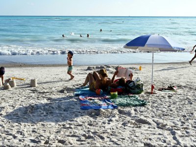 Des vacanciers sur la "plage blanche" de Rosignano Solvay, le 31 juillet 2019 en Toscane - Vincenzo PINTO [AFP]