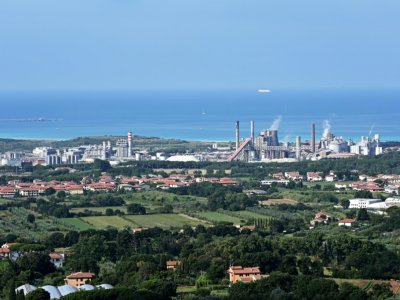 Vue aérienne de l'usine chimique Solvay et de la plage de Rosignano Solvay, le 31 juillet 2019 en Toscane - Vincenzo PINTO [AFP]