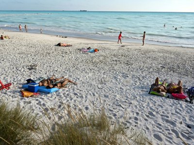 Des vacanciers sur la "plage blanche" de Rosignano Solvay, le 31 juillet 2019 en Toscane - Vincenzo PINTO [AFP]