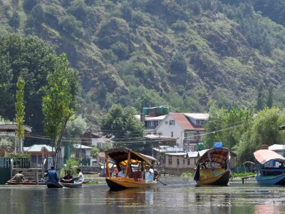 Des "shikaras", longues embarcations traditionnelles, sur le lac Dal à Srinagar, au Cachemire indien, le 18 août 2019 - Punit PARANJPE [AFP/Archives]
