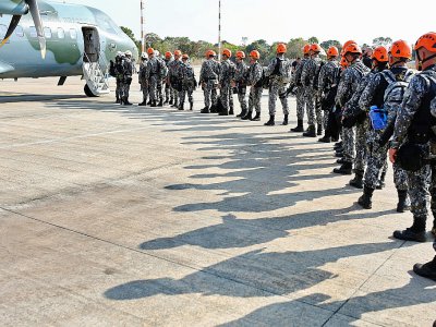 Des pompiers militaires attendent pour embarquer à bord d'un avion à destination de Rondonia (nord du Brésil) pour combattre les incendies, le 24 août 2019 - Sérgio Lima [AFP]