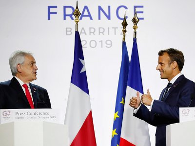 Emmanuel Macron et le président chilien Sebastian Pinera lors d'une conférence de presse à l'issue du sommet du G7 à Biarritz le 26 août 2019 - Francois Mori [POOL/AFP]