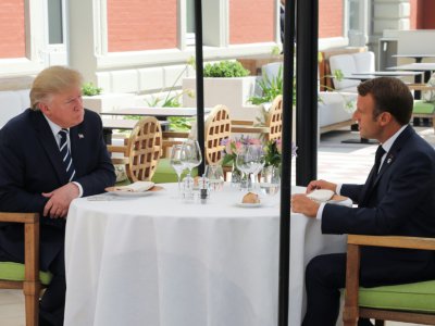 Donald Trump et Emmanuel Macron déjeunent à l'Hôtel du Palais, le 24 août 2019 à Biarritz - ludovic MARIN [POOL/AFP]
