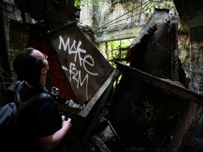 Un adepte de l'urbex, l'exploration urbaine, visite un vieux corps de ferme abandonné, le 22 août 2019 au nord de Paris - Philippe LOPEZ [AFP]