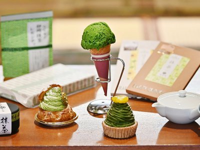 Des produits au thé matcha, glace, chocolat, gâteau, le 16 mai 2019 dans une boutique de Fujieda, au Japon - CHARLY TRIBALLEAU [AFP]