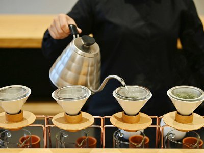 Préparation du thé, le 21 juin 2019 dans un salon de thé à Tokyo, au Japon - CHARLY TRIBALLEAU [AFP]