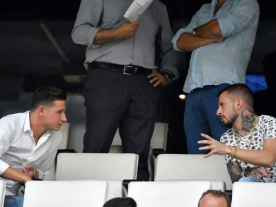 L'attaquant de Marseille Florian Thauvin, blessé, échange avec Dario Benedetto, fraîchement arrivé, lors du match amical contre Naples au Vélodrome, le 4 août 2019 - GERARD JULIEN [AFP/Archives]