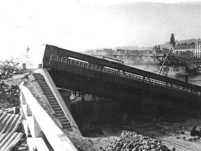 Les bombardements alliés ont ravagé les quais et les ponts rouennais. - Archives départementales