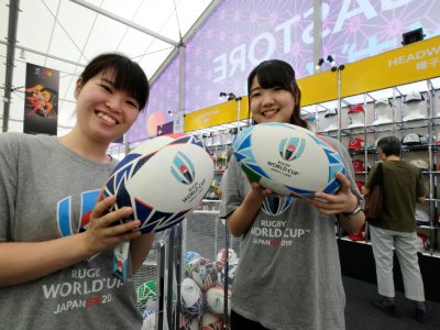Des employées du "Megastore" de la Coupe du monde de rugby à Tokyo, le 26 août 2019 - Kazuhiro NOGI [AFP]