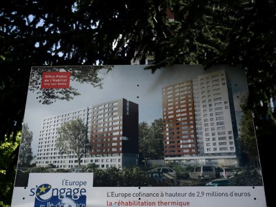 Affiche présentant le futur quartier qui sera bâti en lieu et place de la cité Gagarine à Ivry-sur-Seine, au sud-est de Paris, le 19 août 2019 - Philippe LOPEZ [AFP]