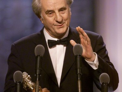 Michel Aumont reçoit un Molière, le 8 mai 2000, pour son rôle dans "Un sujet de roman" - JEAN-PIERRE MULLER [AFP/Archives]
