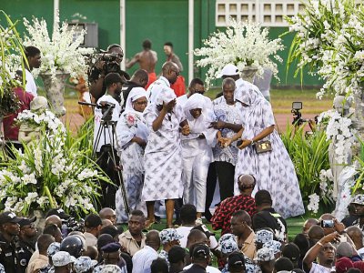 Des proches du chanteur ivoirien DJ Arafat assistent à ses obsèques au stade Félix Houphouet-Boigny d'Abidjan, le 31 aoît 2019. - ISSOUF SANOGO [AFP]