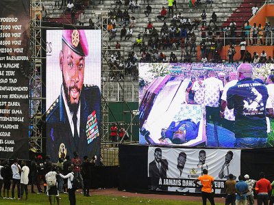 Le cercueil du chanteur ivoirien DJ Arafat est exposé au stade Félix Houphouet-Boigny pour des obsèques grandioses le 31 août 2019 à Abidjan. - ISSOUF SANOGO [AFP]