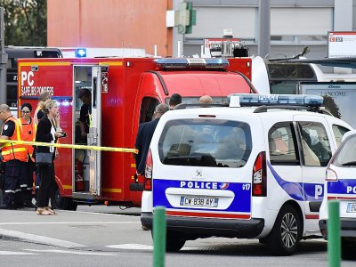 Les services d'urgence à Villeurbanne, dans la banlieue de Lyon, le 31 août 2019, après une attaque au couteau qui a fait un mort et neuf blessés - PHILIPPE DESMAZES [AFP]