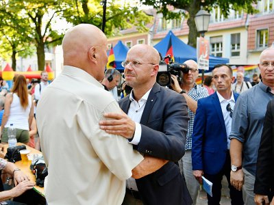 Andreas Kalbitz, candidat du parti d'extrême droite Alternative pour l'Allemagne (AfD), rencontre des électeurs en arrivant à un meeting à Koenigs Wusterhausen, en Allemagne de l'est, le 30 août 2019. - John MACDOUGALL [AFP]