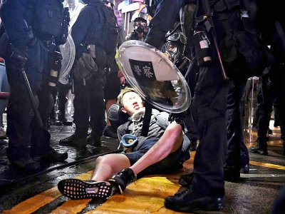 La police de Hong Kong procède à l'arrestation d'un manifestant le 31 août 2019 - Lillian SUWANRUMPHA [AFP]