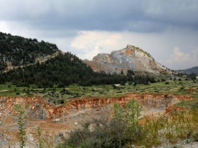 Une carrière creuse les montagnes près de Degirmenlik, dans l'autoproclamée République turque de Chypre du Nord (RTCN), le 6 mai 2019 - Emily IRVING-SWIFT [AFP]