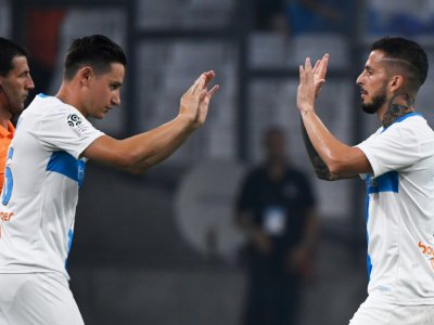 Les joueurs de Marseille Florian Thauvin (g) et Dario Benedetto buteur lors de la victoire 1-0 à domicile face à Saint-Etienne le 1er septembre 2019 - Christophe SIMON [AFP]
