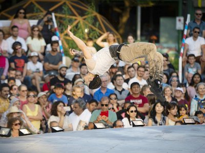 Un acrobate se produit lors d'une représentation à l'occasion du Festival du cirque de Montréal, le 14 juillet 2019. - Sebastien St-Jean [AFP]