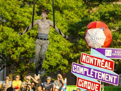 Un acrobate suspendu dans les airs lors du Festival du cirque de Montréal, le 14 juillet 2019 - Sebastien St-Jean [AFP]