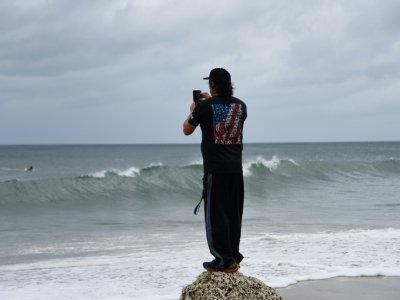 Un homme prend une photo à Deerfield Beach en Floride le 2 septembre 2019 - Michele Eve Sandberg [AFP]