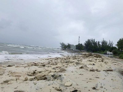 Une plage de Nassau à l'approche de l'ouragan Dorian, le 1er septembre 2019 aux Bahamas - Lucy WORBOYS [AFP]