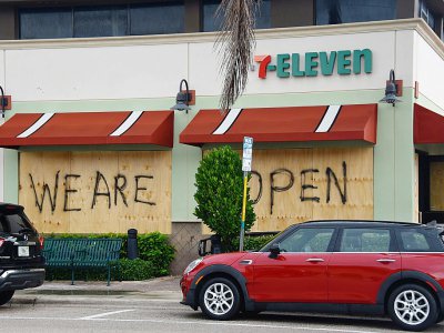 Un magasin de Deerfield Beach, en Floride, barricadé en prévision du passage de l'ouragan Dorian, le 2 septembre 2019 - Michele Eve Sandberg [AFP]
