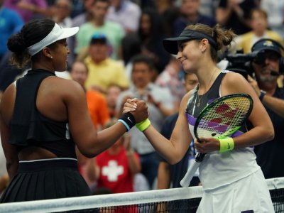 Belinda Bencic (à droite) salue Naomi Osaka après l'avoir battue en 8e de finale de l'US Open, le 2 septembre à New York. - TIMOTHY A. CLARY [AFP]