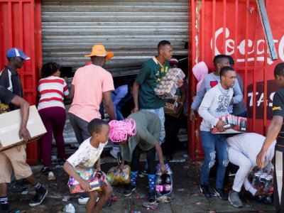 Pillage dans une boutique à Turffontein, banlieue de Johannesburg, le 2 septembre 2019 - GUILLEM SARTORIO [AFP]