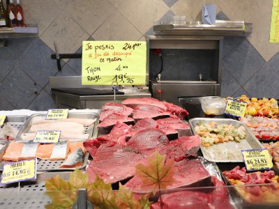 Les clients se succèdent pour bénéficier d'un prix raisonnable. 19,95€ le kilo de thon rouge pêché au large de Cherbourg. - Marthe Rousseau