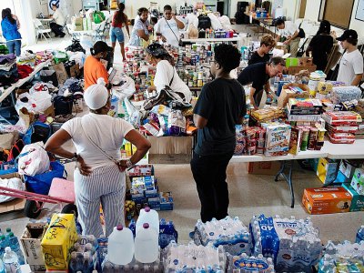 Des personnes rassemblent les dons en aide aux victimes de l'ouragan Dorian, à Miami en Floride, le 3 septembre 2019 - Brendan Smialowski [AFP]