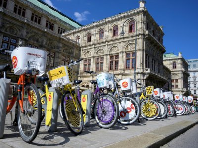 Des vélos en libre-service garés devant l'Opéra de Vienne, le 3 septembre 2019 en Autriche - JOE KLAMAR [AFP]