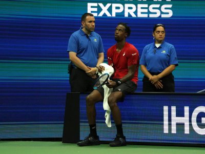 Gael Monfils récupère après sa défaite contre l'Italien Matteo Berrettini, en quarts de finale de l'US Open, le 4 septembre 2019 à New York. - TIMOTHY A. CLARY [AFP]