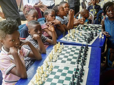 Des enfants nigérians jouent aux échecs dans un bidonville de Lagos, le 17 août 2019 - PIUS UTOMI EKPEI [AFP]