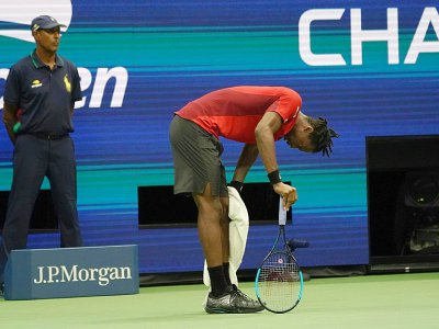 Gael Monfils se reprend après un long point contre l'Italien Matteo Berrettini, en quart de finale de l'US Open, le 4 septembre 2019 à New York. - TIMOTHY A. CLARY [AFP]