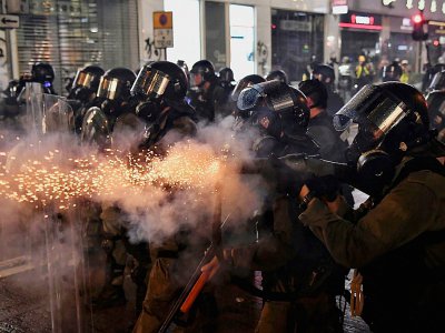 Des policiers tirent des gaz lacrymogènes contre des manifestants, le 31 août 2019 à Hong Kong - Lillian SUWANRUMPHA [AFP]